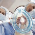 В последние годы чуть ли не плохим тоном считается положительная оценка работы медиков. В чем только их не обвиняют! И в халатности, и в черствости, а про коррупцию так вообще говорить не приходится. Но можно ли огульно обвинять всех во всем плохом, не замечая ничего хорошего? Где та грань между разумным и абсурдным, позволяющая объективно смотреть на про­исходящее вокруг?